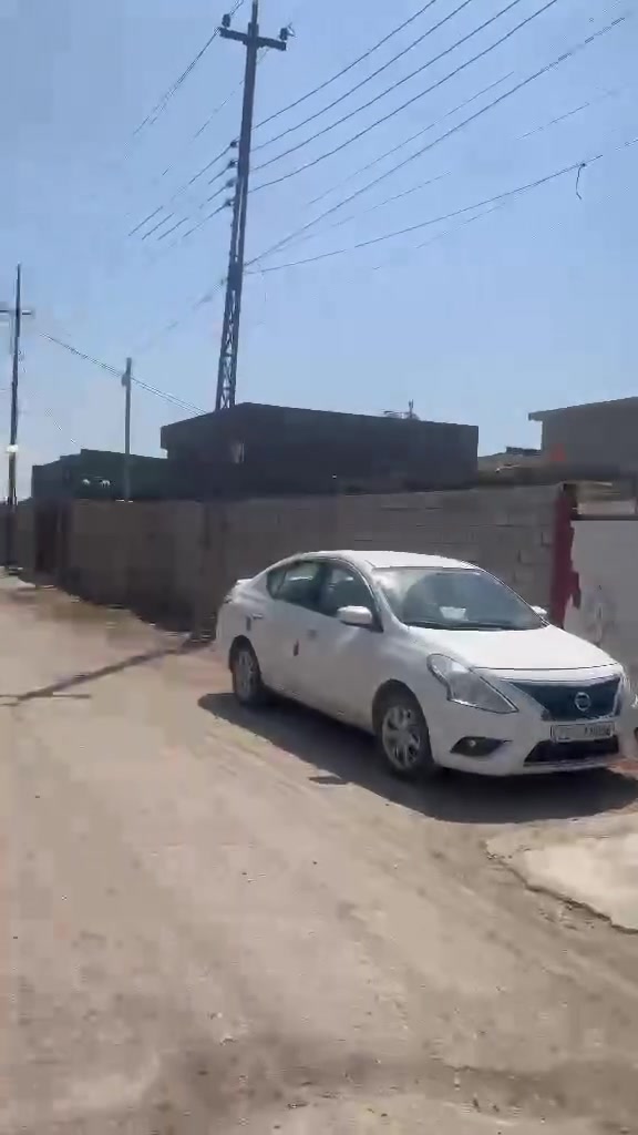 السلام عليكم يوجد بيت للبيع مساحه 520 متر بناء حديث زراعي واجه البيت 15 ونزال 35 بلوجه حديقه مساحه 100 متر وكراج وصحيات ومنور داير مداير البيت طابقين يتكون من 4 غرف وصالتين ومطبخ وستقبال وصحيات داخليه وخارجيه شغل درجه اولى مثل مواضح بلفيديو خدمات كامله موقع البيت قرب جامع السلام او قرب منطقه الشهداء الشراي يتصل *********** متوفر واتساب سعر البيت 190 وبي مجال بسيط
