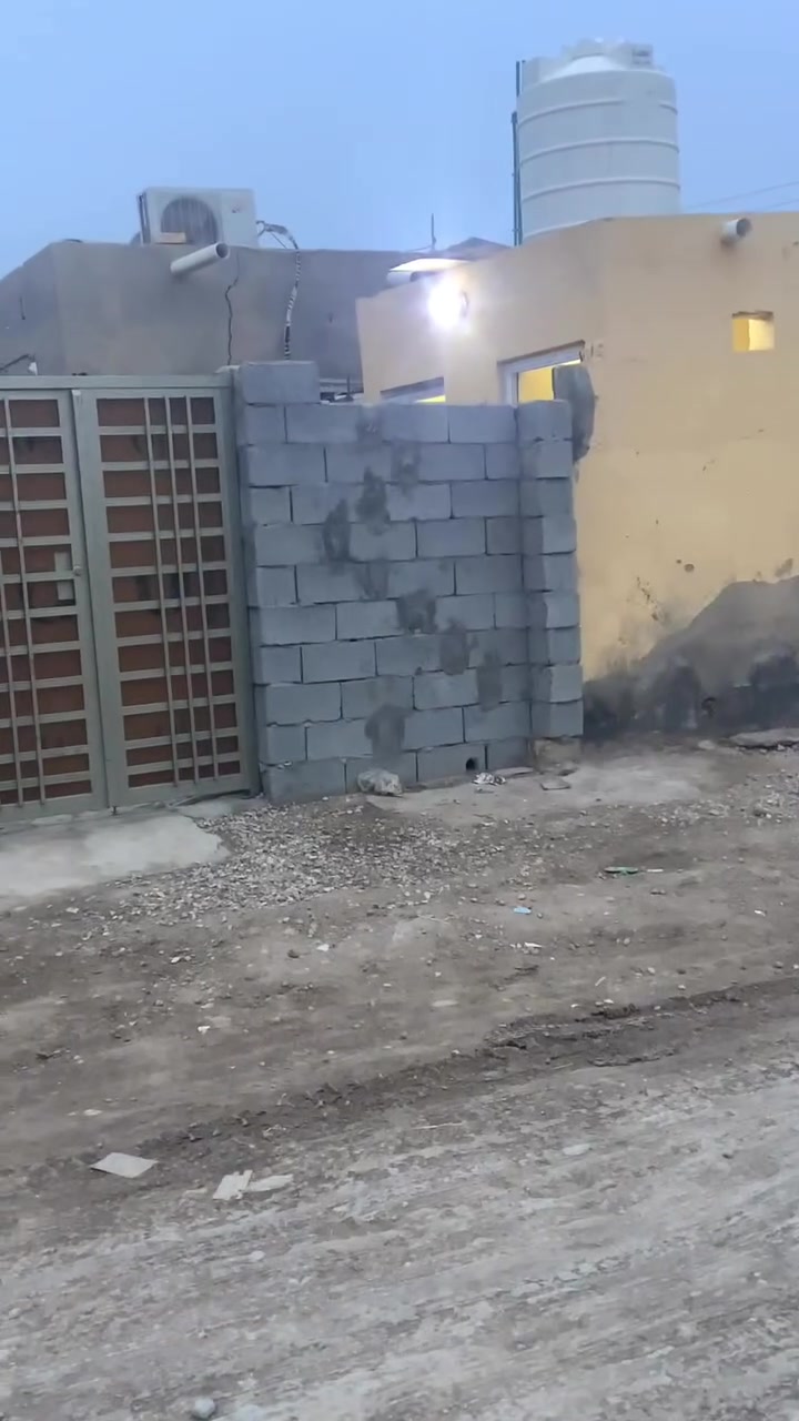 سلام عليكم خوان بيت البيع وره البدعه قرب المولد مال بيت ميس المساحه 170متر يتكون من غرفتين و صاله و مطبخ و صحيات و ستقبال موقع كلش حلو ماء و كهرباء و مجاري دفن  قرب سوق و المستشفى موقع كلش حلو السعر خاص
  الرقم الهاتف:***********
