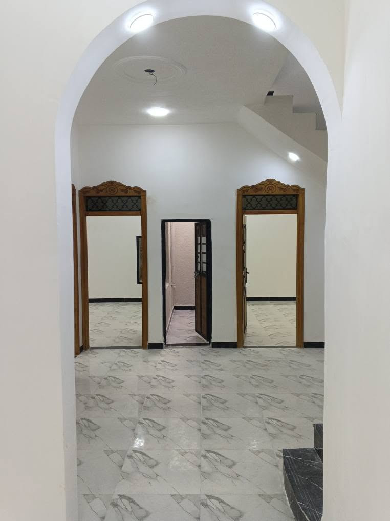 السلام عليكم  يتوفر دار الييت المساحه 210متر يحتوي الدار ع 3غرف وستقبال وديوانيه ومطبخ وصحيات داخليه وخارجيه  وكراج للاستفسار  اكثر تواصل واتساب *********** البصرة, العراق
