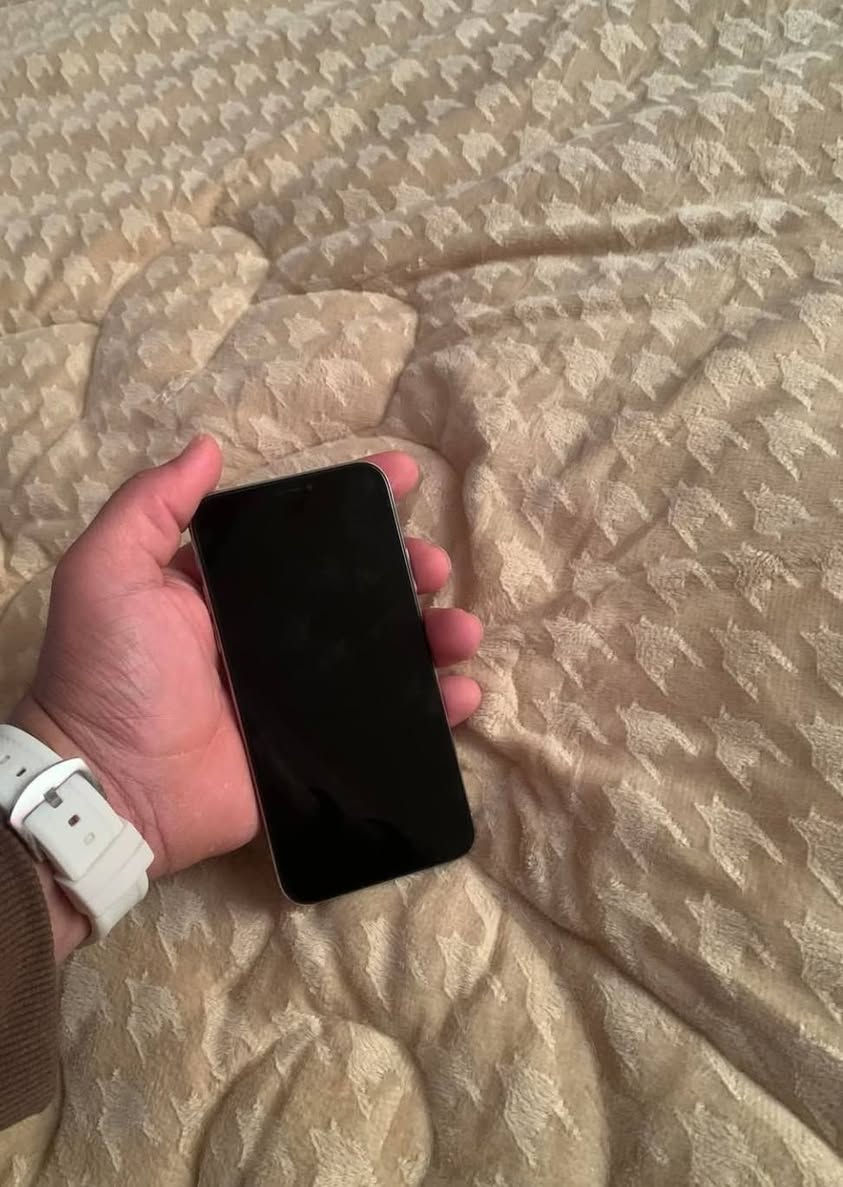 السلام عليكم
ايفون اكس X عادي 
ذاكرة 64 جدا نظيف
مبدل بطارية وكالة
فيس ايدي متوقف
السعر 100 الف مكاني الامين الثانية
***********
