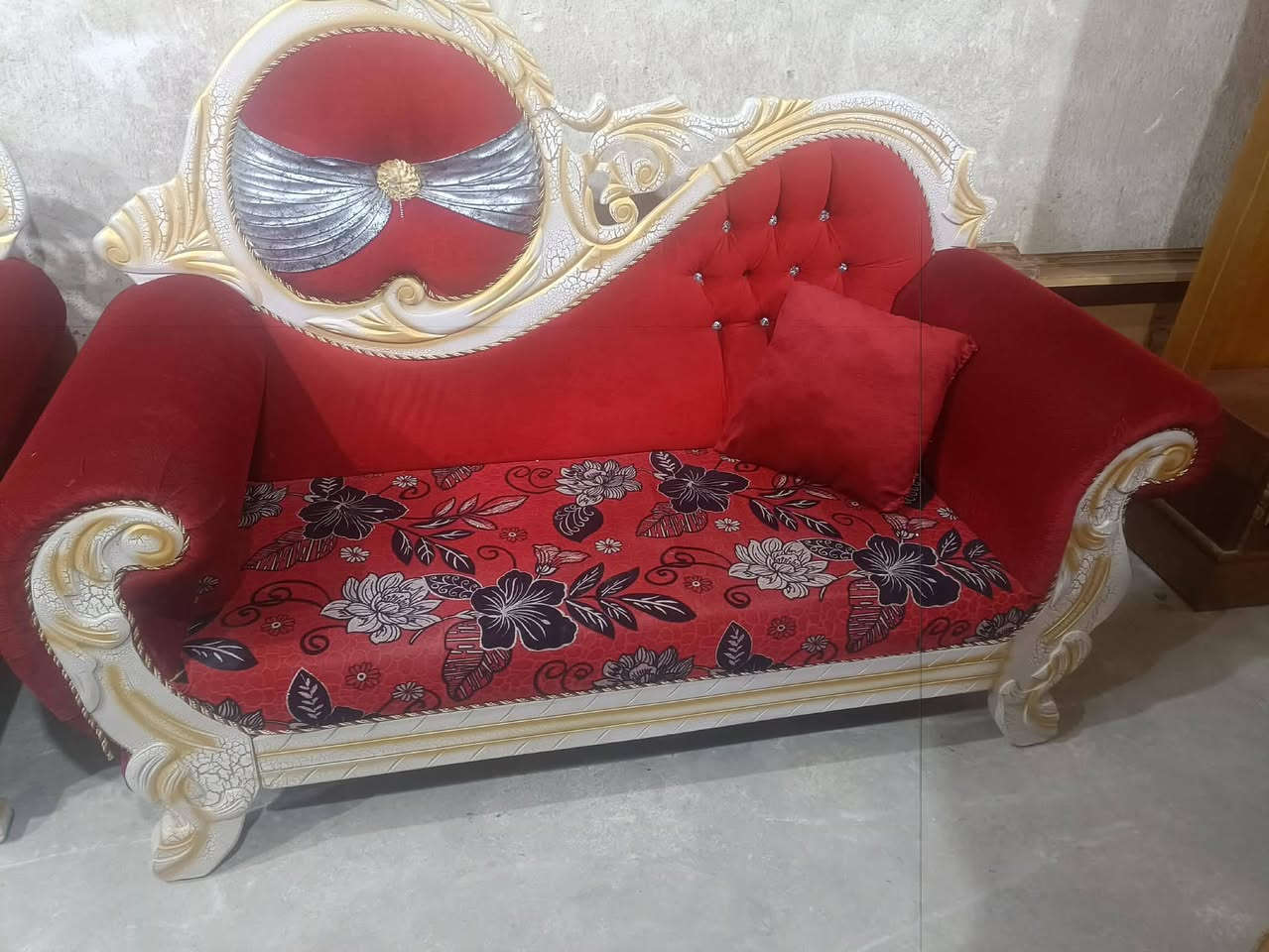 تخم ملكي عشر مقاعد جدا نظيف سبب البيع ماعندي مكان كافي الا السعر 500 بي مجال
رقم ***********
