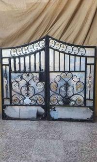 باب ثقيل • عرض مترين ونص • يحتاج تصليح