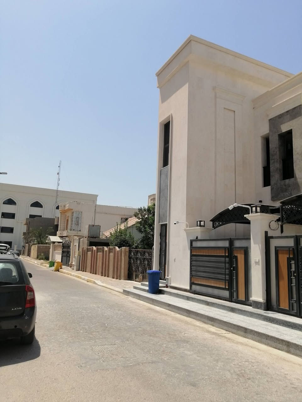 للبيع/ دار طابقين حي المعلمين موقع مميز جدا خلف السوق العصري مباشره  قديم.. نظيف كلش وجاهز للسكن المساحه/ ٢٤٠ متر الوجه/ ٨ × ٣٠
يتكون / ٥ نوم ٥×٤/ استقبال ٩×٥ / هول٥×٤ / مطبخ٨×٤ / حمام داخلي وصحيات خارجيه / حديقه كبيره / كراج كبير يتسع سيارتين 
السعر/  خاص لطفا/  أو الإتصال على  *********** واتساب أبو وسام للعقارات/لا أتعامل بالتعليقات لطفاً الجاد يتصل 
مكتبنا رمادي شارع٤٠ مقابل جامع الواثق
للبيع/ دار طابقين حي المعلمين موقع مميز جدا خلف السوق العصري مباشره  قديم.. نظيف كلش وجاهز للسكن المساحه/ ٢٤٠ متر الوجه/ ٨ × ٣٠
