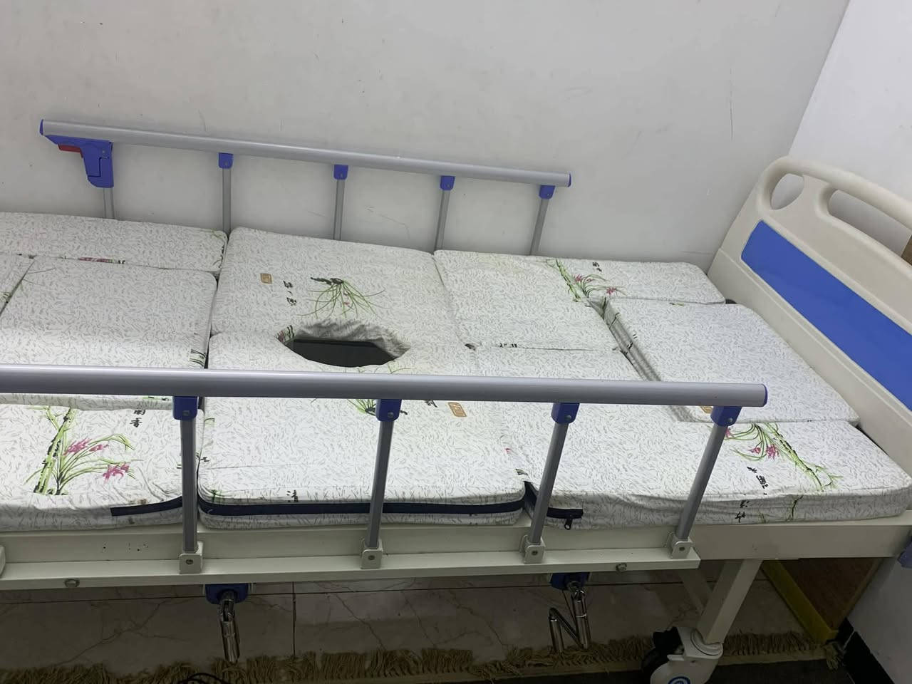 للبيع سريرطبي خمسة حركات بحالة جديده مع الملحقات وفراش طبي نفخ هوائي بسعر ٢٧٥ الف نهائي موجود في بغداد منطقة جميله ٠ ***********
