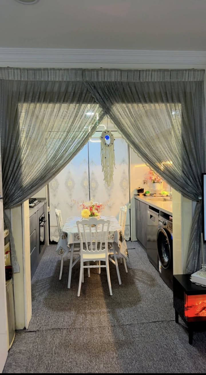 شقة للبيع في مجمع الشروق
نظام اقساط  

🪧نوع العقار : شقه سكنية طابق 8

📍العنوان : مجمع الشروق 

📐 المساحة : 132م

📋التفاصيل: غرفتين +حمامات عدد2 

 صاله .استقبال .مطبخ كاونتر  كامل فصال تركي 

كاونتر كامل فصال تركي 

جدران الاستقبال مغفله بورق جدران تركي 

تغليف جدران الهول بديل الخشب +مرايه 

السقفوف ليدات اناره شمسي  

الحمامات وحده شرقي والثانيه غربي 

الشقة محدثه ديلوكس 

للاستفسار اكثر والتواصل 

الاتصال عل رقم 

‭0773 411 3016‬
