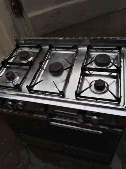 السلام عليكم عندي طباخ للبيع سعر ٦٥ الاستفسار ع رقم.                       ‏‪0770 855 0115
