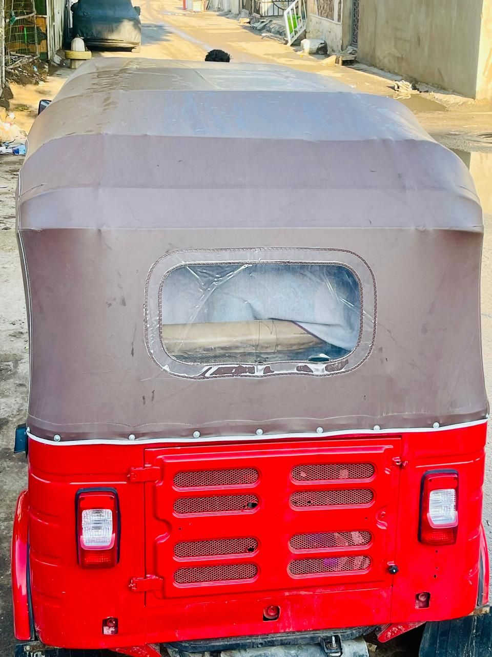 السلام عليكم توك توك للبيع 2016 معمره وحلوه التيك توك جاهزه من كل شيء مكان بغداد مدينه الصدر رقم الهاتف *********** الاتصال على هذا الرقم اوراق اصوليه السعر 3800 وبيها مجال
