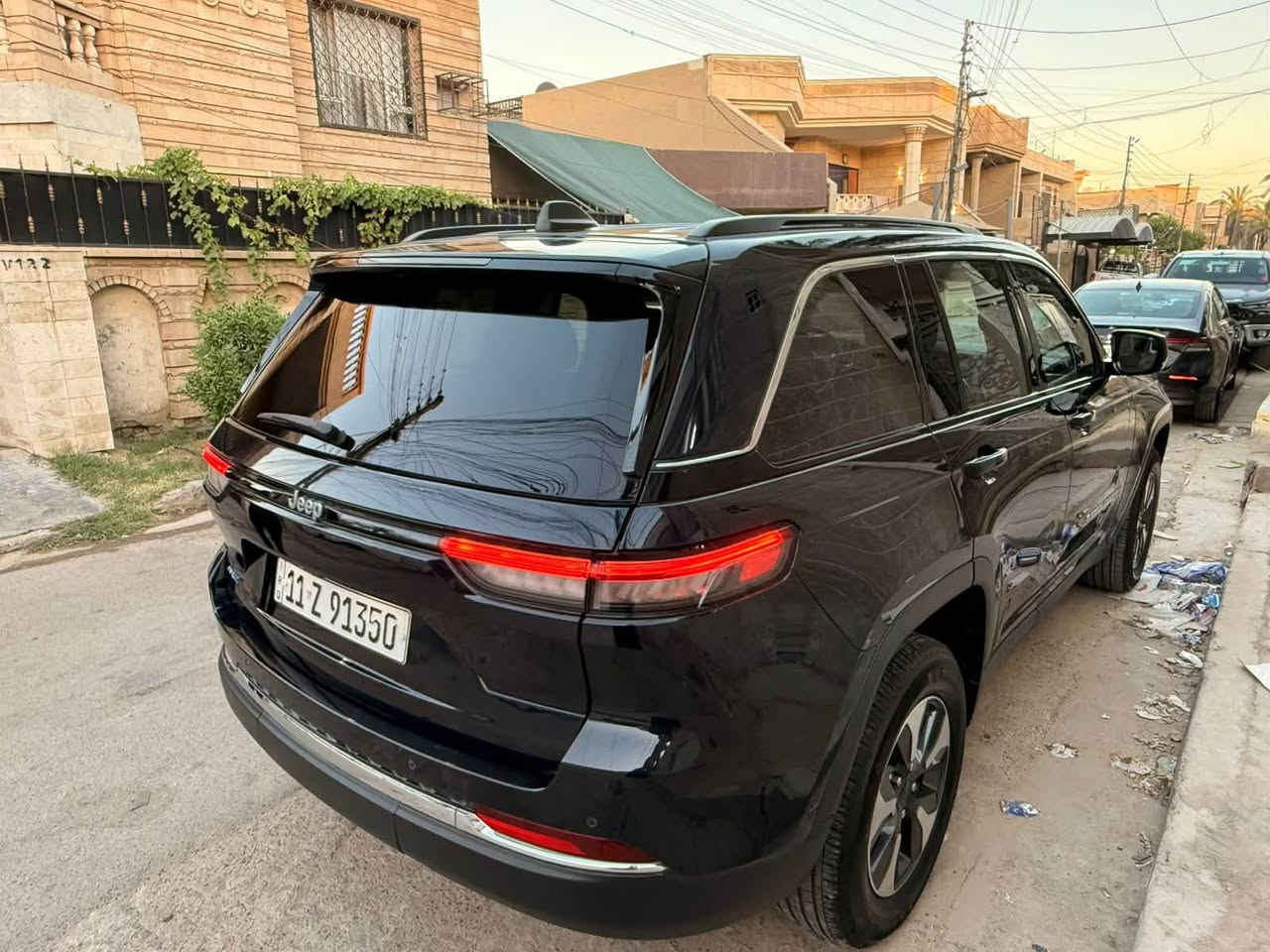 السلام عليكم ورحمة الله وبركاته 🌹
🚙 للبيع جيب جراند شيروكي 2024 هايبرد (4xe)

✅ فول مواصفات
✅ محرك 4 سلندر تيربو هايبرد
✅ بدون صبغ نهائياً
✅ بحالة الوكالة، استعمال نظيف جداً
✅ فحص كامل وما يحتاج أي مصروف
✅ السيارة جاهزة للاستخدام
السياره حادثها فقط بارد  بسيط وكل  نقص ماكو تشغل وتطلع ماشيه ٣٠
السياره باسمي تحويل مباشر 
المكان بغداد حي الخضراء 
💰السعر: [٢٩٠$
للتواصل ***********
