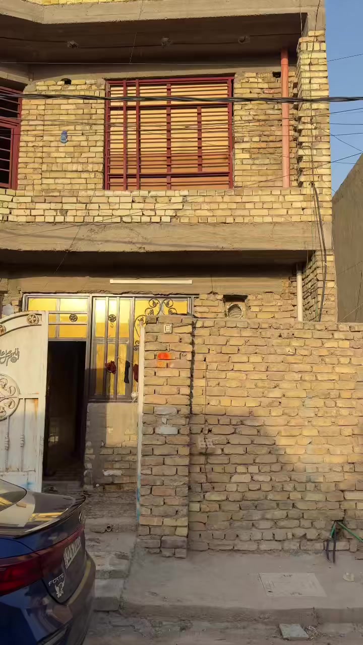 بيت للبيع الموقع حي طارق القديم خلف الملعب الأخضر المساحه 110 متر مربع طابقين او نصف  الشراي يتصل على هذا الرقم *********** والسعر اول تعليق في الفيديو مثبت
