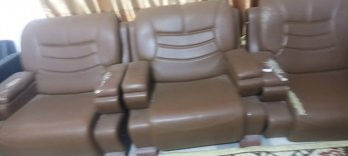 السلام عليكم يوجد تخم جلد 7مقاعد سعرها 400وبيه مجال للاتصال ***********
