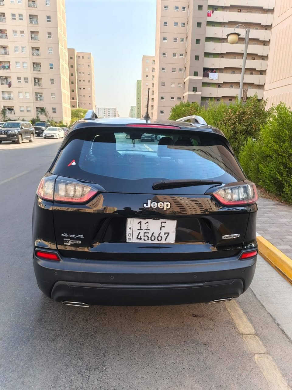 سلام عليكم للبيع جيب بزون موديل 2019 
فول عده بانوراما ماشيه 131كيلو  رقم بغداد صور الحادث والسونار بلمنشور سياره جديده مكينه 6 كير مكينه تبريد حداديه مكفولات مكان سياره بغداد مجمع بسمايه وسعر 119 ورقه ***********
