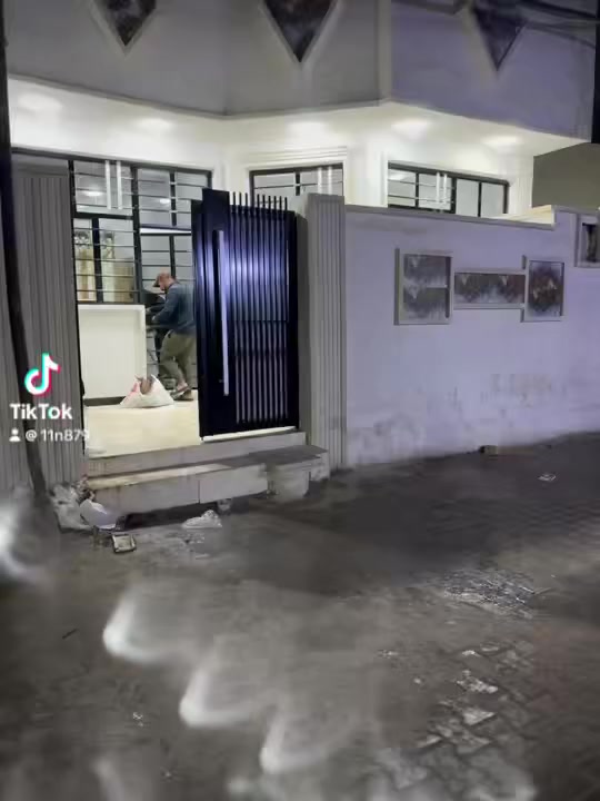 ‏سلام عليكم بيت للبيع العنوان الشعله مقابيل قطاع السابع المساحة 100 متر البناء جديد كامل￼ البناء طابوق السعر 92 أبوي مجال شي بسيط *********** علي￼
