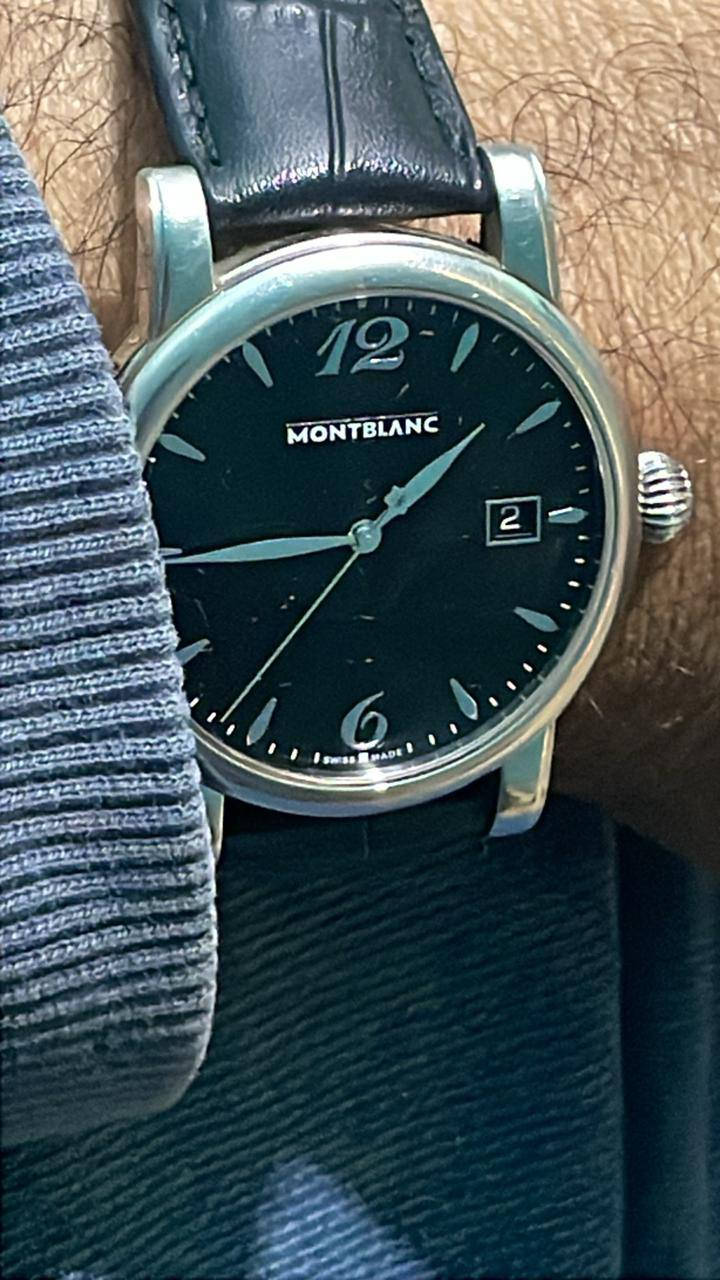 ساعة يد ماركة mont blanc اصليه بتصميم أنيق 
مينا سوداء مستديرة 
علامات ساعه معدنيه وارقام 12,6
خاصية عرض التاريخ عند الساعة الثالثة 
شاشة من الزجاج الزفير مقاوم للخدوش والصدمات 
هيكل وابزيم من الفولاذ 
سوار جلد اسود


**إذا كنت صاحب هذا الإعلان وتريد حذفه لأي سبب، رجاءا أرسل رسالة إلى الدعم الفني**