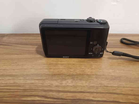 السلام عليكم
كاميرا سوني للبيع
السعر:180 الف
العنوان:بغداد حي تونس
رقم الهاتف : ***********
غير مستعمله 
لا يوجد توصيل

الميزات الرئيسية للمنتج
تقريب رقمي
64x
اللون
أسود
نوع البطارية
ليثيوم أيون
الاتصال
يو إس بي
سلسلة
سوني سايبر شوت
تقريب بصري
16x
الأبعاد
العمق
1.33 بوصة
الارتفاع
2.35 بوصة
العرض
4.12 بوصة
وزن المنتج
6.77 أونصة

ميزات إضافية للمنتج
نوع الشاشة
شاشة LCD
دقة المستشعر
16.1 ميجابكسل
أقصى دقة فيديو
1280x720

ميزات إضافية
تقريب رقمي، USB، تصحيح العين الحمراء
حجم الشاشة
3 بوصة
اللون الخارجي
أسود

الميزات
تقريب رقمي، USB، تصحيح العين الحمراء
حجم الشاشة
3.0 بوصة
النوع
كاميرا بوينت آند شوت
نوع الكاميرا
كاميرا بوينت آند شوت
أقصى دقة
16.1 ميجابكسل
ذاكرة فلاش مدعومة
بطاقة ذاكرة ميموري ستيك ديو، بطاقة ذاكرة SDHC، بطاقة ذاكرة ميموري ستيك مايكرو، بطاقة ذاكرة SDXC، بطاقة microSDHC، بطاقة ذاكرة SD، بطاقة ذاكرة ميموري ستيك برو ديو، بطاقة ذاكرة ميموري ستيك برو ديو عالية السرعة، بطاقة ذاكرة ميكرو (مارك 2)، بطاقة ذاكرة ميموري ستيك برو-HG ديو، بطاقة ميكرو SD

معلومات المنتج
كاميرا سوني سايبر-شوت DSC-H90 كاميرا رقمية صغيرة الحجم بدقة 16.1 ميجابكسل تتيح لك التقاط صور مقربة مذهلة بالإضافة إلى مناظر طبيعية شاسعة. بفضل عدسة سوني G ذات الزاوية العريضة 24 مم ومستشعر الصور Super HAD CCD مقاس 1/2.3 بوصة، تتيح لك هذه الكاميرا الرقمية من سوني التقاط صور بجودة فائقة. يقوم وضع البانوراما الشامل في هذه الكاميرا الرقمية بدقة 16.1 ميجابكسل بدمج الصور تلقائيًا لإنتاج صورة واحدة مذهلة. بفضل التكبير البصري 16x، تُقرّب كاميرا سوني سايبر-شوت DSC-H90 الأشياء البعيدة دون فقدان الحدة. تُسهّل شاشة LCD الكبيرة مقاس 3 بوصات في هذه الكاميرا الرقمية من سوني عرض الصور وقراءة القائمة وتكوين اللقطات حتى في ظروف الإضاءة الساطعة. يكتشف الوضع التلقائي الذكي في كاميرا سوني سايبر-شوت DSC-H90 المشاهد وظروف الإضاءة والوجوه ويضبط الإعدادات
