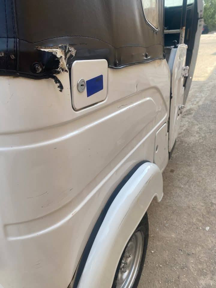 سلام عليكم تكتك 2022 رقم انكليزي تحويل ثاني يوم تكتك نضيفه على ايدي مكينه خير من الله  اي نقص مابيها كهربايات شغاله  كبل لشارع ربع مذب عليها السعر 8م وبيها مجال حك جيه مكان فلكت حي نصر رقم الهاتف ***********
