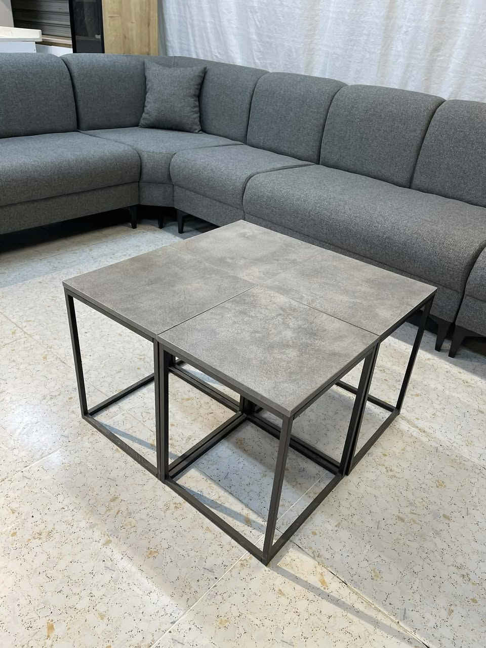 چوار تەپڵەکی یەک قیاس
دەتوانرێت وەک مێزی ناوەڕاست بەکاربێت هەر چوار لەتەنیشت یەک
دەتوانرێت بە جیا دابنرێت بۆ نێوان قەنەفەی میوان
بە هەر شێوازێک کە بتەوێ ئەتوانی لەگەڵ ماڵەکەت ڕێکیبخەیت
 دەستی دوو نییە نوێیە ناو کارتۆنە 
ناونیشان :___ حاجیاوا  گەیاندنم هەیە


**إذا كنت صاحب هذا الإعلان وتريد حذفه لأي سبب، رجاءا أرسل رسالة إلى الدعم الفني**