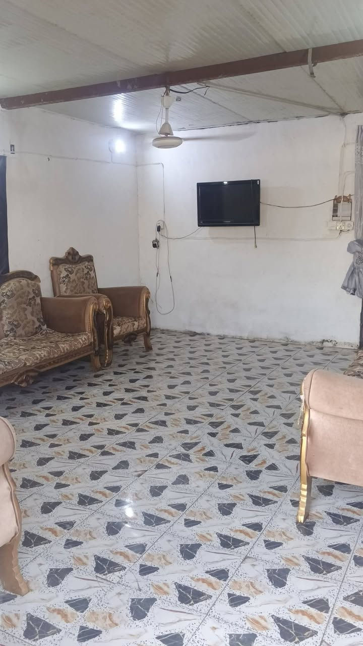 سلام عليكم بيت تجاوز بل 120 بل دوره وره العماره الحمره المقابيل باور هاوس بيت كامل مكمل بيه طرمه وصاله وحمام وغرفه ومطبخ وبيه حديقه وره البيت 100 متر للستفسار اكثر *********** السعر 12 وبيه مجال
