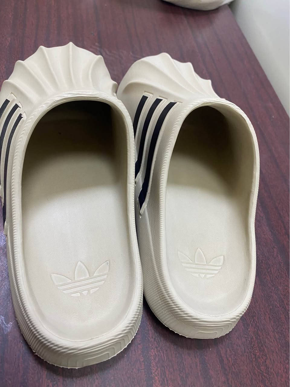 السلام عليكم 
كروكس اديداس جديد 
قياس 42
السعر 7 الاف 
مكاني بغداد بلديات 
رقمي ***********
يوجد توصيل 🚚 بغداد, العراق
