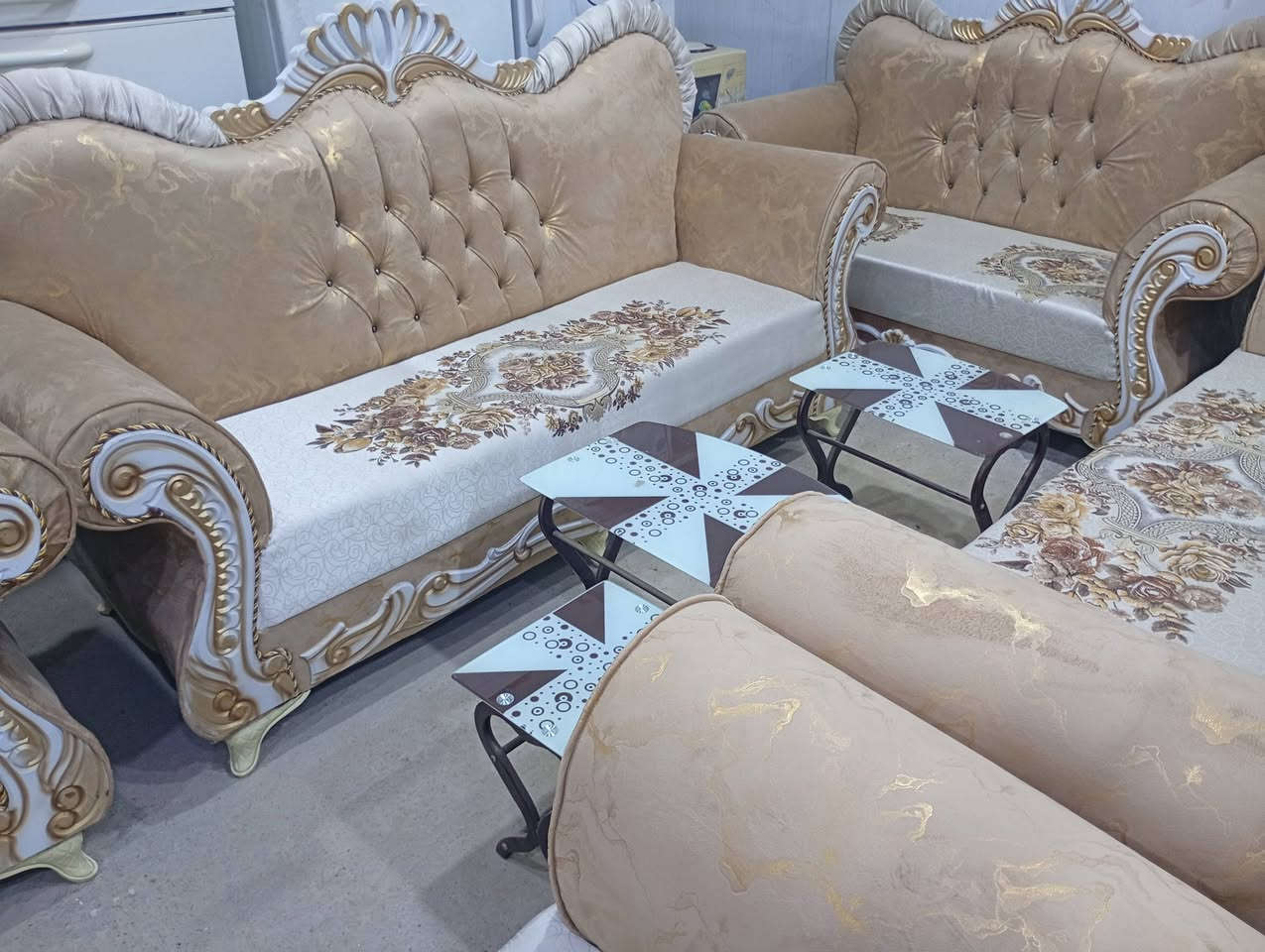 السلام عليكم 
يتوفر لدينا تخم ابو التاج عشر مقعد جديد  شغل تزكام 
العنوان حي العصري مجاور جامع اصاحب الكساء ع 
للإتصال أو واتساب ***********
