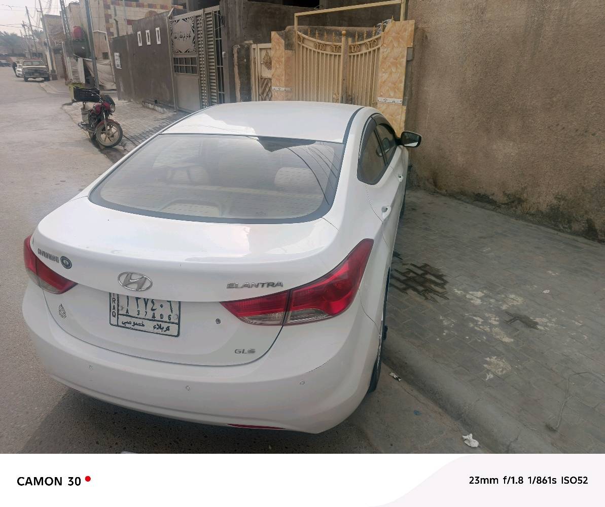 سيارة هيونداي إلنترا بيضاء بحالة جيدة، تم الاعتناء بها جيدًا. المقصورة الداخلية مريحة ومجهزة بنظام تكييف فعال، مما يجعلها مثالية للقيادة اليومية. إطارات جديدة وحديثة أكثر أمانًا.