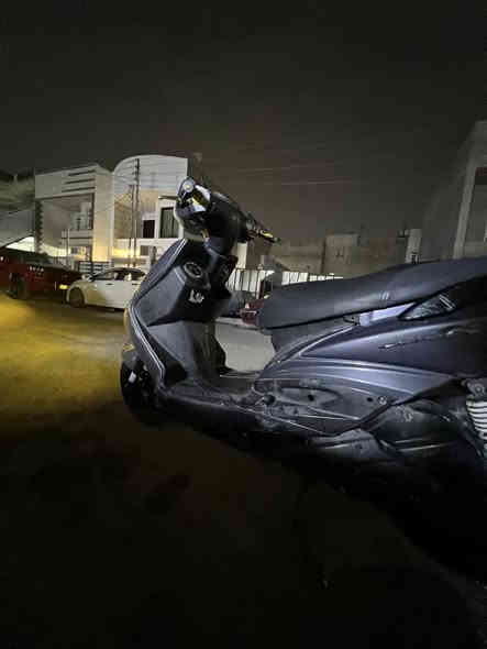 سلام عليكم دراجه سكنس فحل كابريتر للبيع دراجه حلو ونضيفه كما دشوف بعينك وكهربائياتها كلها شغاله لايت عالي ناصي ابيض واصفر وئشاير شغالات مكينتها حلوه السعر 675 وبيهاااا مجال للطيبين العنوان بغداد حي الإعلام الرقم ***********
