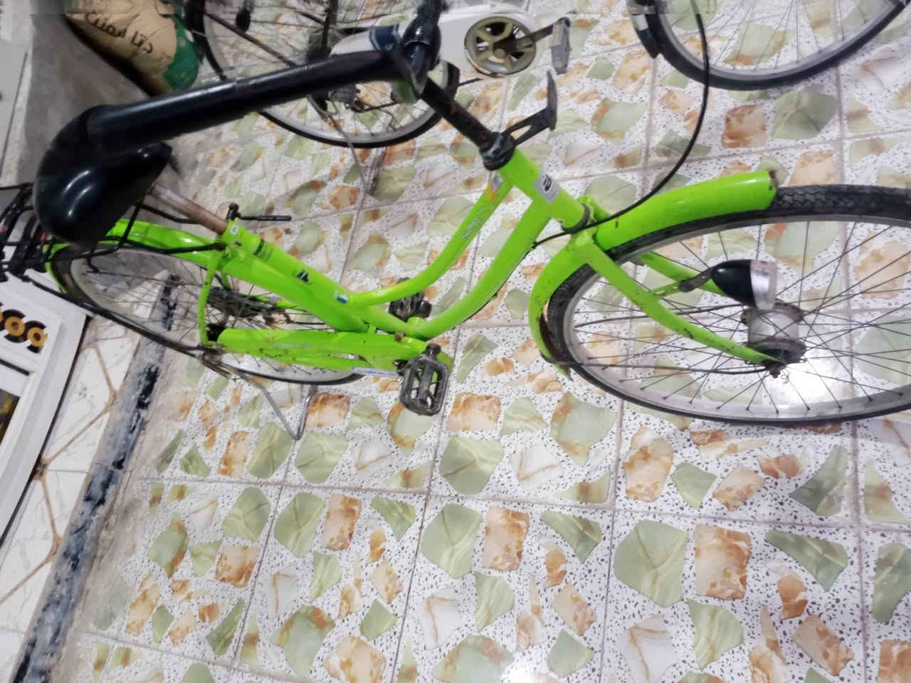 سلام عليكم بيسكل للبيع ياباني حجم 26 لون مميز تفاحي 
بيسكل نضيف جدآ حساس شغال تايرات  وجوابة جدد سعر 80 وبي مجال مكان حلة قبل صيطرة الاثار مقابل كوين بارك ***********
