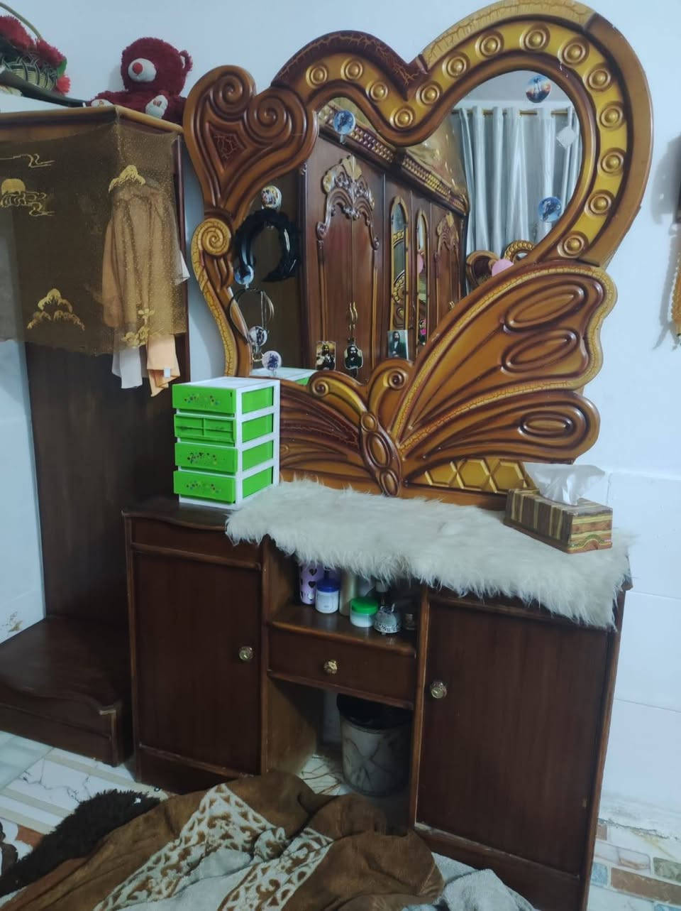 غرفه للبيع كامله هي وملحقاتها الاستفسار *********** مناسبه
