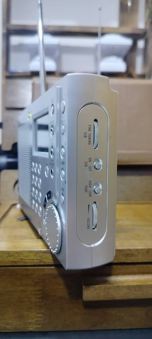 للبيع: التحفة الألمانية Grundig Yacht Boy 80
​عشاق الراديو وهواة الاقتناء، متاح الآن واحد من أفضل إصدارات شركة جرونديك الألمانية، الراديو الشهير Yacht Boy 80 الذي يجمع بين التصميم الكلاسيكي والأداء الرقمي القوي.
​✨ مميزات الجهاز:
​تغطية شاملة: يستقبل موجات الـ FM، والموجات الطويلة (LW)، والمتوسطة (MW)، وجميع نطاقات الموجة القصيرة (SW).
​دقة التوليف: شاشة رقمية (Digital) تظهر التردد بوضوح مع إمكانية البحث التلقائي أو اليدوي.
​نقاء الصوت: يتميز بصوت "جرونديك" الدافئ والنقي الذي يملأ الغرفة رغم حجمه المدمج.
​المميزات الإضافية: يحتوي على منبه، ساعة عالمية، ومدخل للسماعات، ويدعم تقنية الـ SSB لاستقبال الهواة.
​🔍 الحالة الفنية:
​الحالة: ( "مستعمل بحالة جيدة جداً")
​الأداء: يعمل بكفاءة 100% على البطاريات وامكانية تشغيله بمحولة خارجية 6 فولت 
​💰 السعر والتفاصيل واتس اب ***********
​📍 التوصيل داخل العراق فقط مع تغليف امن جدا
