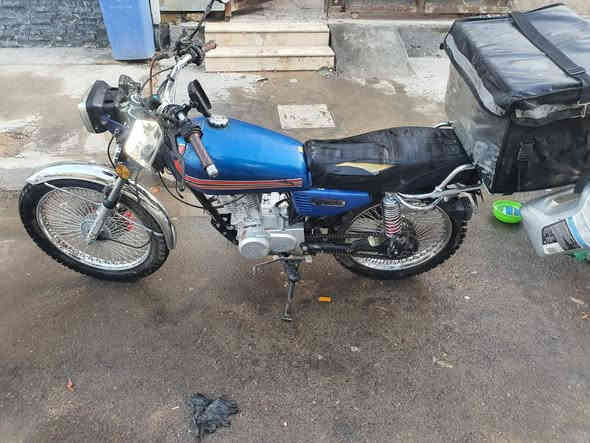 دراجة سونيك 4 كير محرك نضيف ما مفتوح صوته ناعم  بس بيها نقوصات دشبول ودبلات وماشة ووحدة من الاشاير واكعة مكاني دورة ميكانيك ***********
السعر 350 وبيه مجال تعال وتدلل
