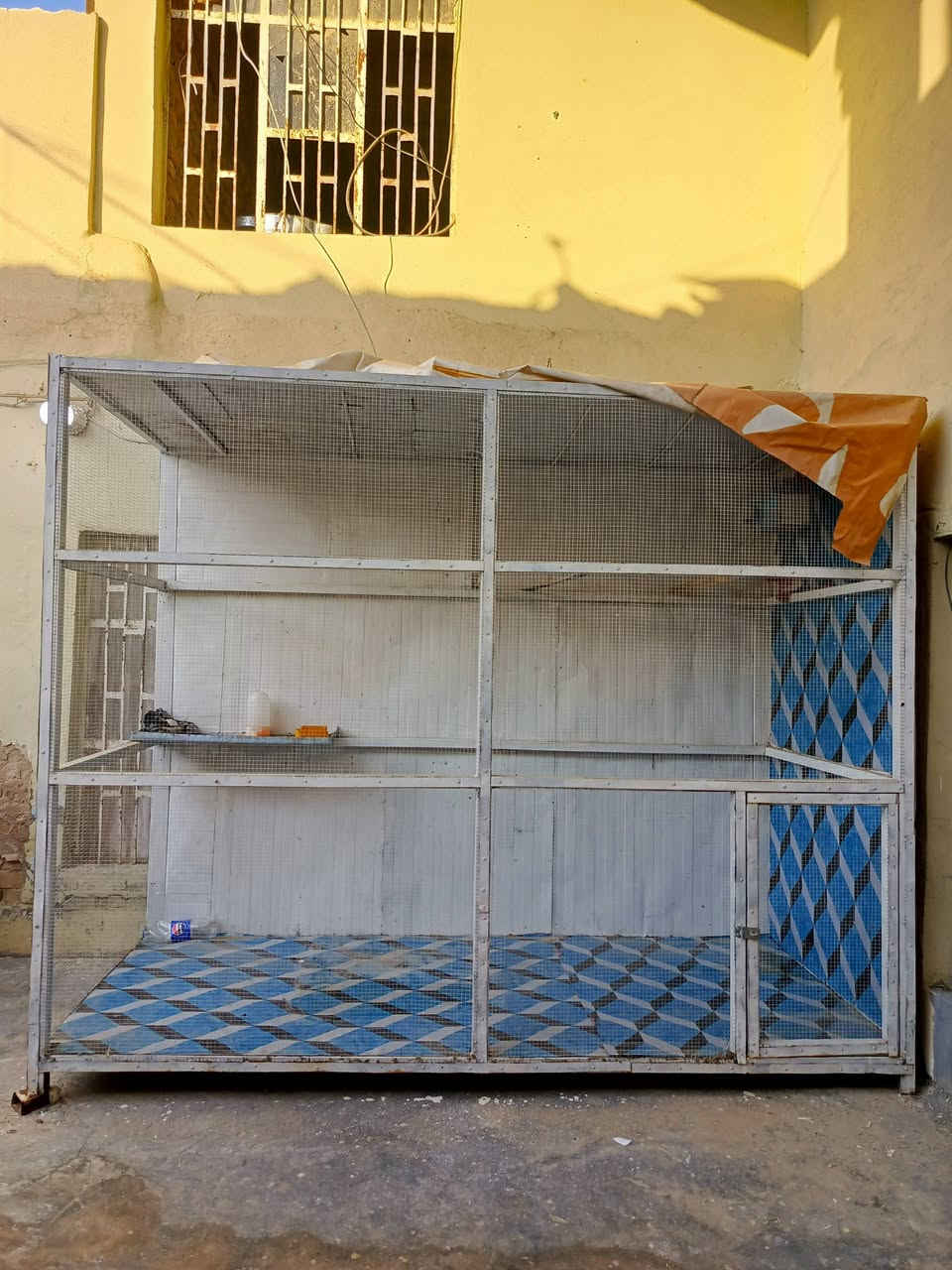 السلام عليكم قفص حديد طوله 3متر الا شويه شغل درجة اولى رايده ب200 وبي مجال للاستفار اتصل ع هذا الرقم ‏‪***********‬‏
