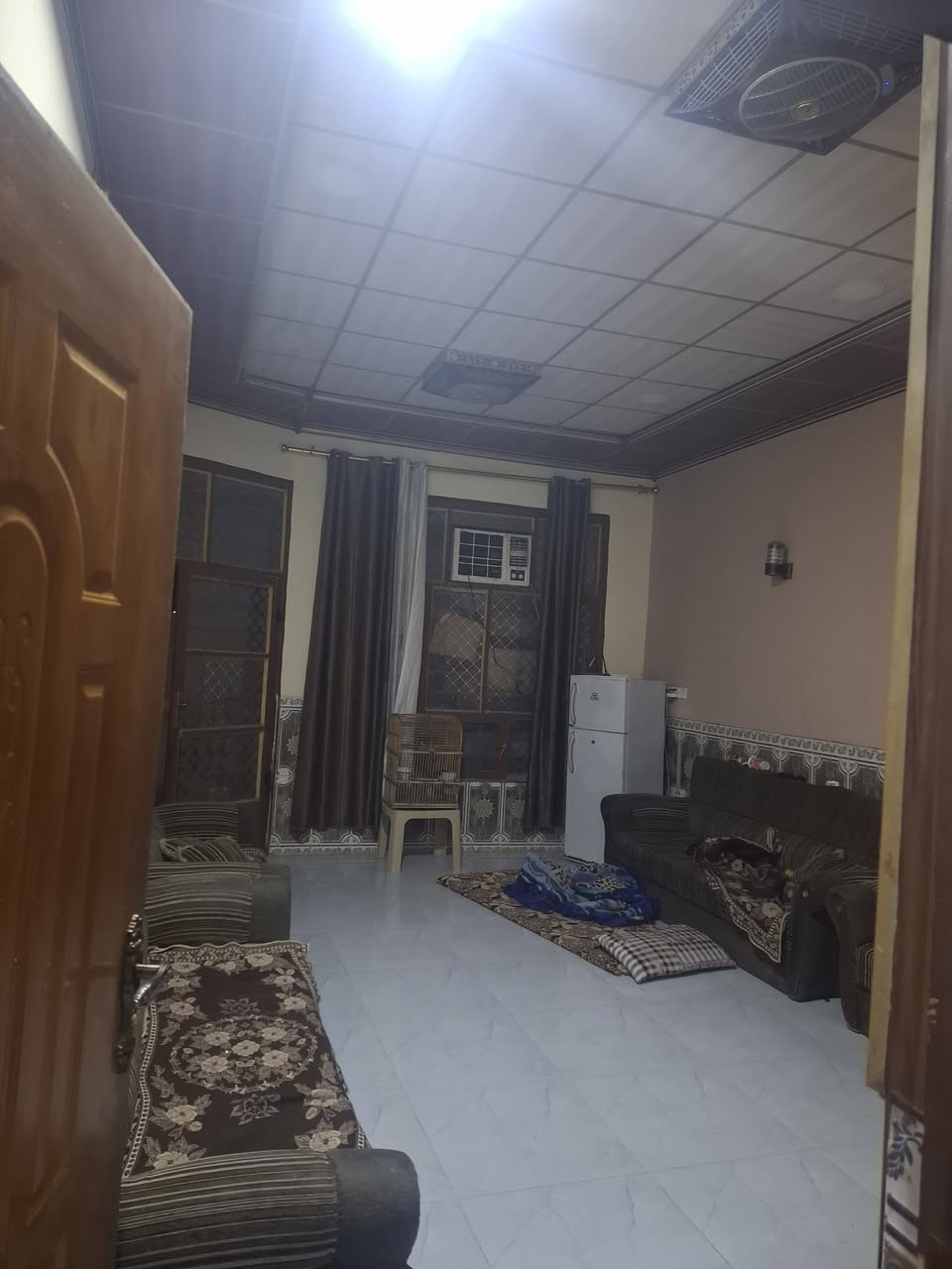 بيت للبيع 200 متر سند 25 بهرز حي شرطة طابقين بناء حديث الطابق الاول غرفتين وصاله وستقبال وصحيات والطابق الثاني اتلث غرف وصاله وصحيات سقوف ثانويه للطابقين الستفسار ع رقم ***********
