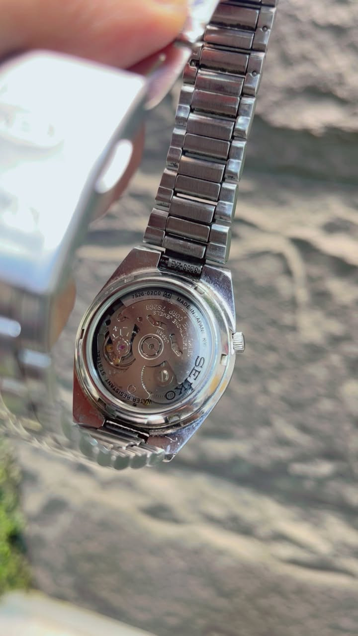 للبيع: ساعة سيكو 5 (Seiko 5) أوتوماتيك يابانية أصلية 100% 🇯🇵
المكينة: أوتوماتيك (مطرقة) حركة يابانية أصلية غنية عن التعريف برقم مكينة (7S26B) بـ 21 ياقوتة.

 الحالة: الساعة شغالة ومضبوطة 100% ونظيفة جداً (مثل ما موضح بالصور)، الجام الأمامي بيه شخوط خفيفة ومستحكة مال بلادها، الظهر جام شفاف يوضح حركة المكينة.

 الملحقات: السوار (الزنجيل) بلادي وأصلي.

 السعر المطلوب:100 الف دينار ] (وبيها مجال قليل للشراي الطيب).

 المكان: [بغداد ]

للتواصل والاستفسار يرجى المراسلة على الخاص،


**إذا كنت صاحب هذا الإعلان وتريد حذفه لأي سبب، رجاءا أرسل رسالة إلى الدعم الفني**