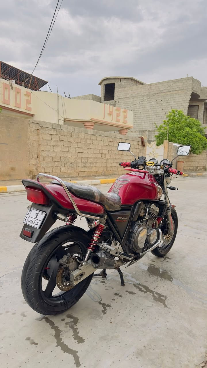 السلام عليكم للبيع هوندة CB400 دراجة نضيفة كهربائيات كلها شغالة ومحرك شرط مامفتوح  صالنصة رياضي تايرات نضاف السعر 18وبيها مجال العنوان كركوك قضاء الحويجة 
الرقم ***********
