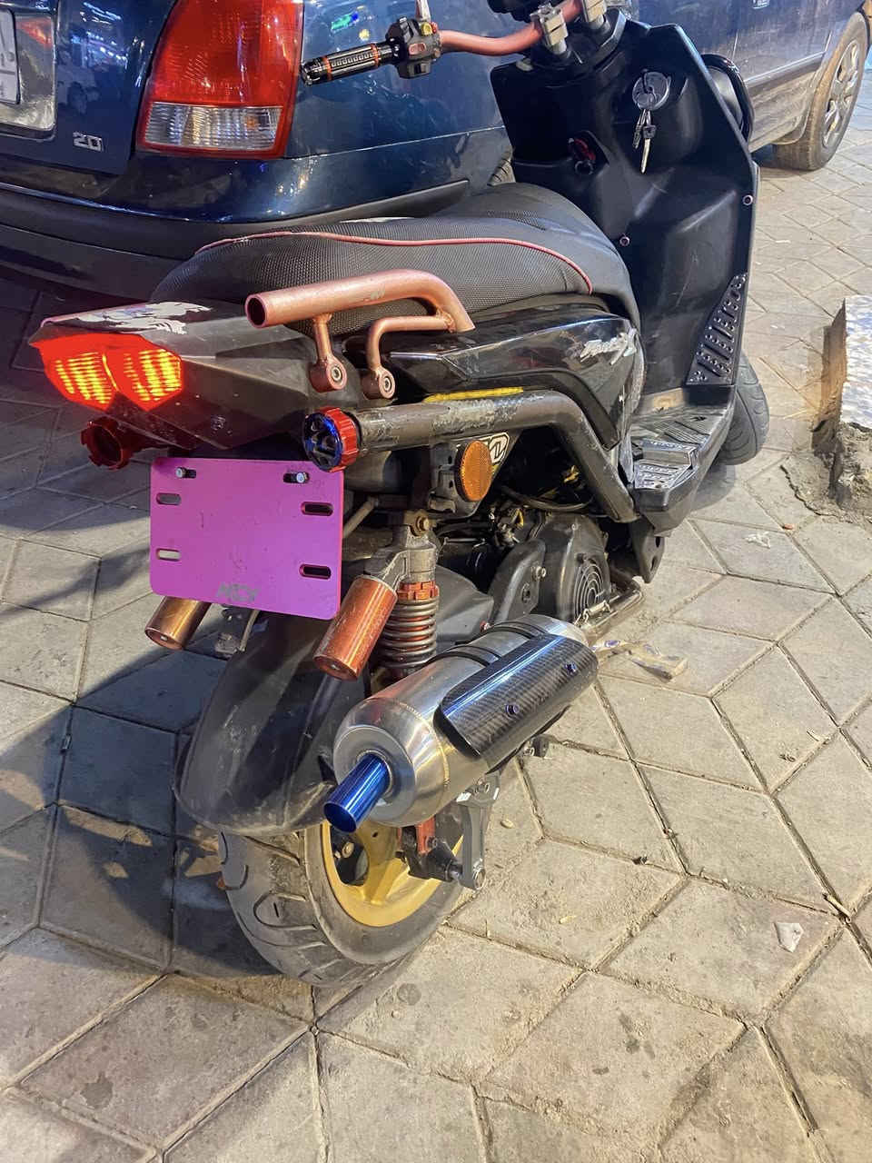 سلام عليكم دراجة سكنس جبلي ام عيون لون اسود نضيفه جدا وحلوه السعر مليون وميتين مكاني بغداد الجديده ***********
