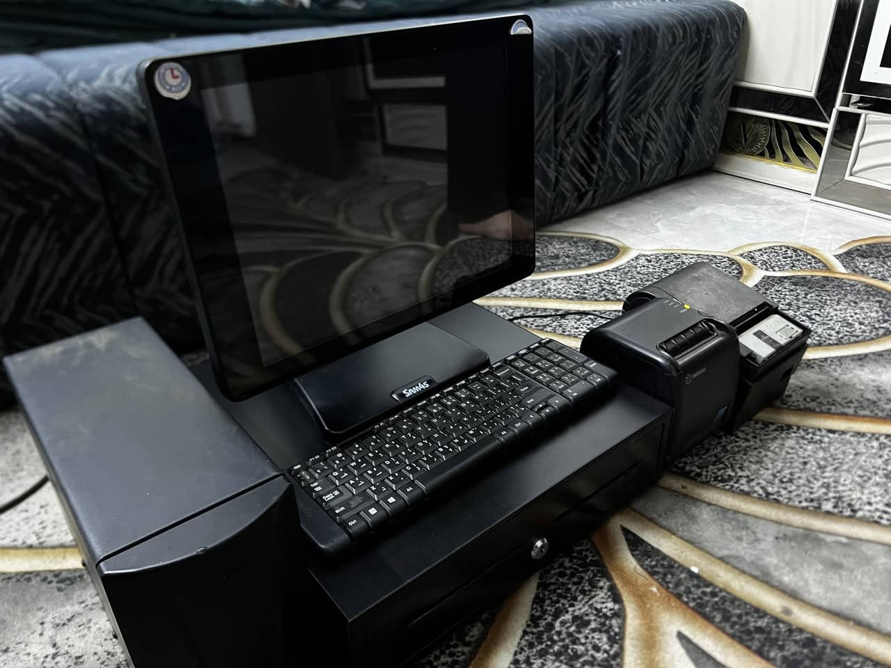 السلام عليكم 
كاشير مطعم للبيع مع كافه الملحقات 
عليه نظام المعالج الاول 
السعر ٩٠٠ الف 
***********
