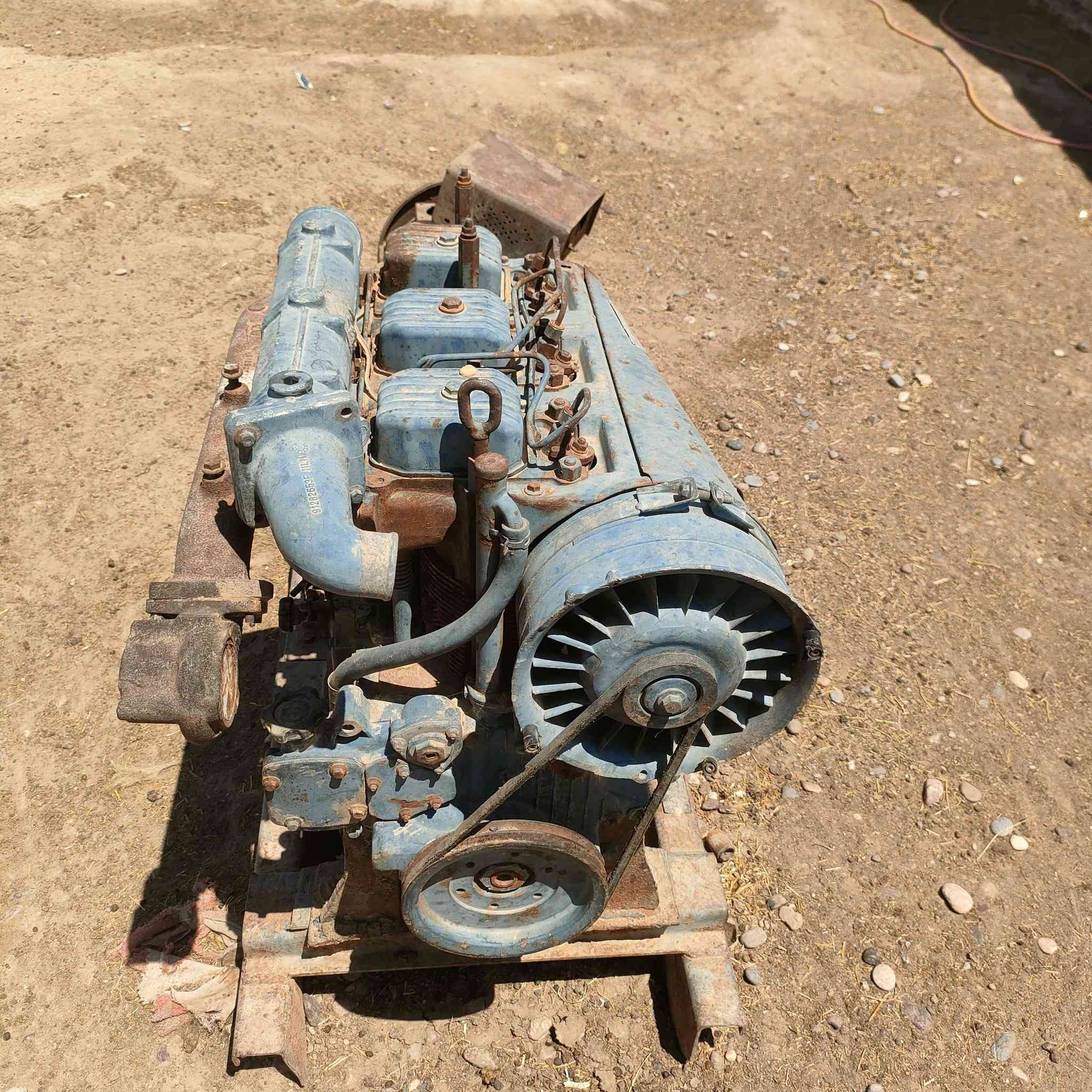 📢 إعلان بيع: مولد كهرباء ديزل دويز (Deutz Type)
المواصفات الفنية للمولد:

•نوع المحرك: محرك ديزل 3 أسطوانات (3 بستم).
•نظام التبريد: تبريد هواء (صحراوي) - يتميز بالتحمل العالي الأجواء الحارة دون الحاجة لراديتر أو ماء.

•القدرة التقريبية: يتراوح حجم التوليد لثلاثة بساتم في هذه الفئة بين 25 إلى 35 كافيا (kVA).

•نوع التشغيل: سلف كهربائي (مارش).التركيب: مثبت بالكامل على شاسي (قاعدة حديدية متينة) يجمع بين المحرك ورأس التوليد.

مميزات المولد:
•نظام ميكانيكي بالكامل: خالي من التعقيدات الإلكترونية، مما يجعل •صيانته سهلة وتوافر قطع غياره بكثرة في السوق.
•اقتصادي جداً: معروف بقلة استهلاك وقود الديزل مقارنة بالمحركات المبردة بالماء.
•تصميم عملي: مناسب جداً للمزارع، المواقع الإنشائية، والورش الصناعية، أو كمصدر طاقة احتياطي.
📞تفاصيل البيع والتواصل:
•حالة المعدة: مستعملة (على الفحص والمعاينة المباشرة في الموقع).
•السعر المطلوب: [900] وبي مجال
•موقع المعاينة:[الشرقاط-السلمان]. 
•للتواصل والاستفسار: [***********]
