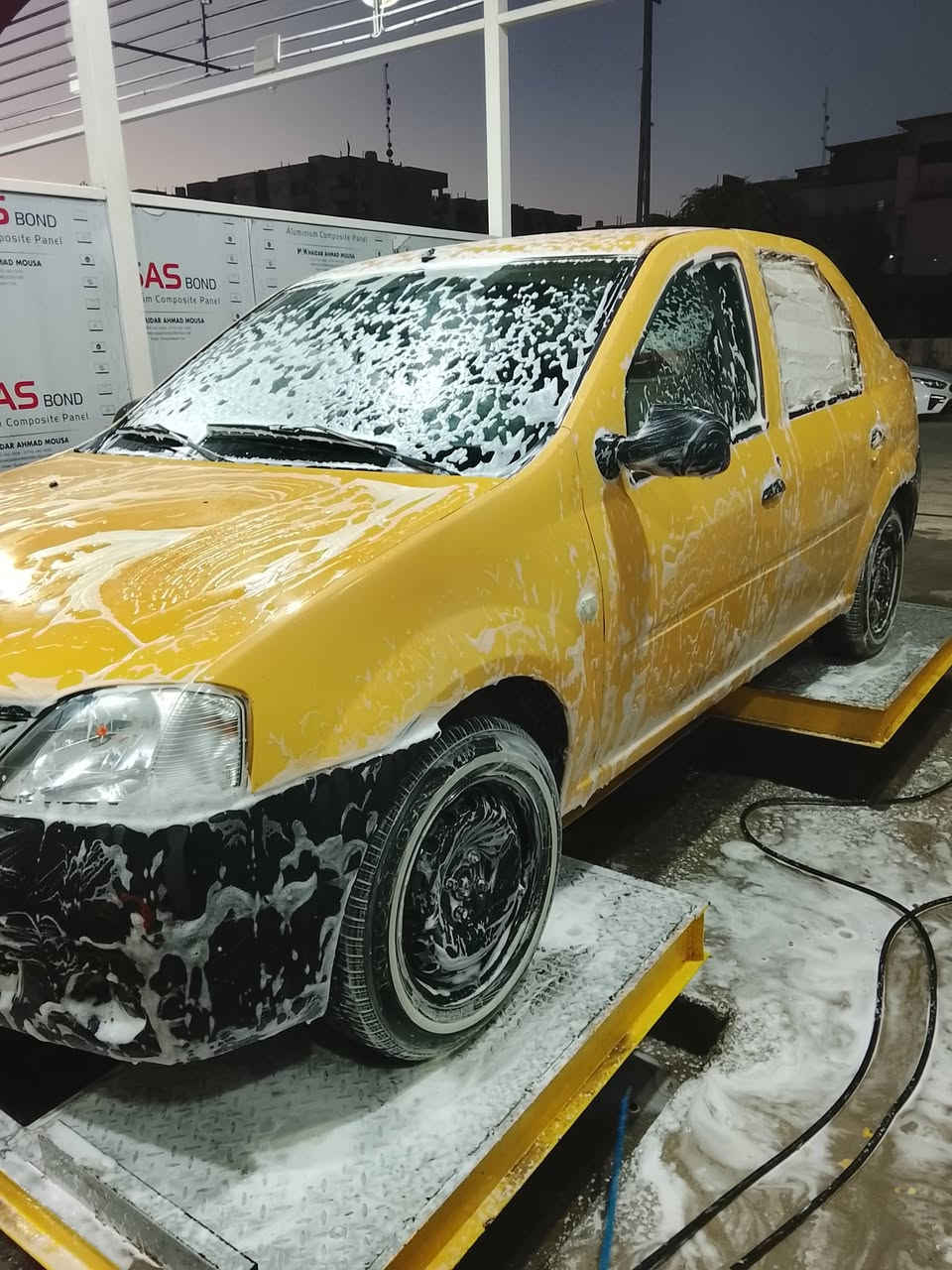 رينو موديل 2009 جديده لون اصفر تايرات و صدر جدد رقم بغداد كير عادي محرك مبدل جديد عليه غرامة 400 الف تنزل من لسعر بيه صبغ ب صفحة السايق اني محدد عليه وبنيد بيه جراد سعر (35)رقم تليفون (***********)
