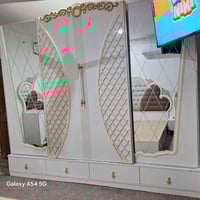 غرفة نوم بيضاء كبيرة ٩ قطع ب ٨٠٠ وبيه مجال رقم التلفون ٠٧٧٠٩٨٨٢٢٧٢