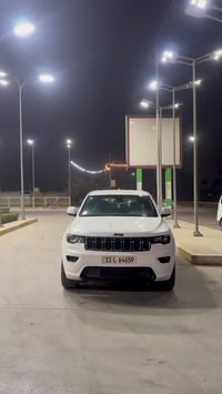 للبيع  جيب كراند شيروكي موديل 2022 وارد امريكي بيها بس لباب لخلفي الي ...