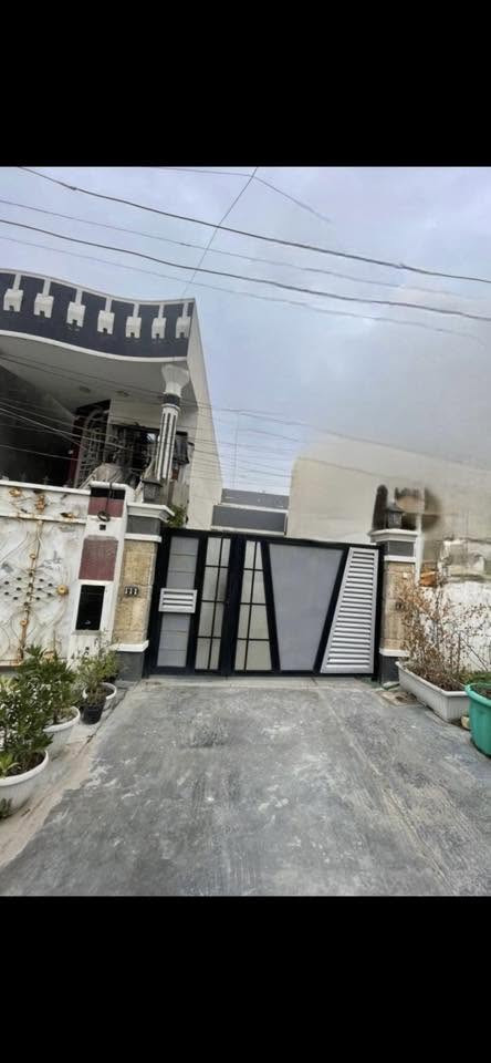 سلام عليكم بيتيان يعتبر قطعه ارض بناء في سنه الثمانيات  الواقع بمنطقه حي الخضراء للبيع ومساحته الكليه 352   علما ان البيت فيه كسره واحد مساحته 180 والثاني172محله 641 مربع هادء ومرغوب سعر المتره مليونين و450التواصل على رقم الواتساب ***********
ورقم الخط ***********
