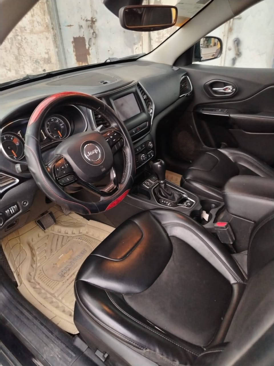 سلام عليكم للبيع  Jeepجيب بزون 2019 امريكي سياره مكينه 2400 دوش سياره حلوه مكينه ناعمه حداديه صدر امامي وخلفي وتأيرات جديد سياره ماشيه 84 كيلو متر  بسمي حادث بس بنيد فول مواصفات المكان بغداد الشالجيه فقط قطعه وحده كير ومكينه وبعد وشواصي مكفول  رقمي بي واتساب ***********
