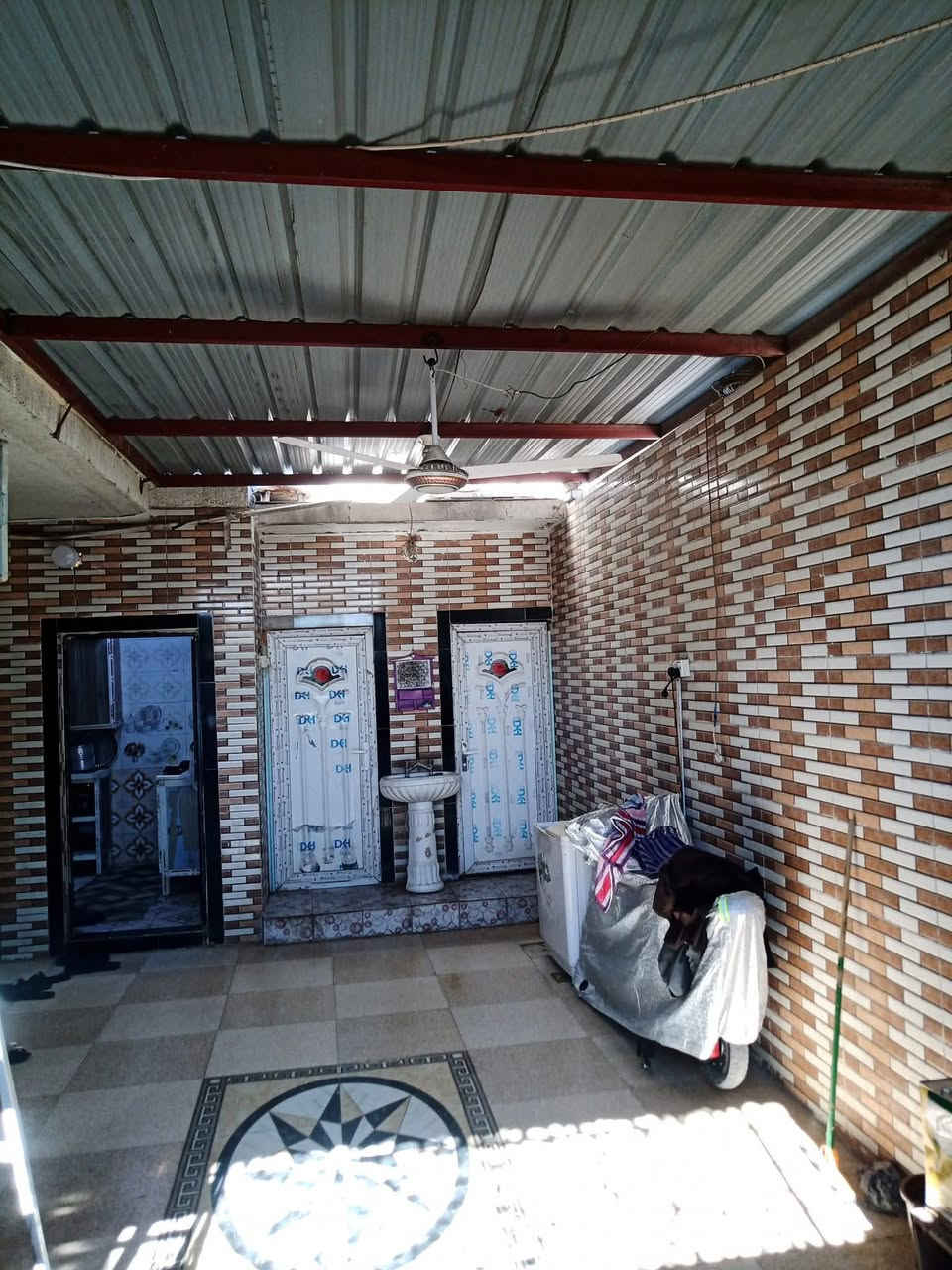 السلام عليكم بيت للبيع في الحيانيه حي الحسين مقابيل المدارس قرب المستوصف السوق مالت الحياني المدينه البيت خمس غرف بيه زائد ديوانيه زائد استقبال زائد كراج طوله 10 امتار بيتركن طابوس البيت مراوس عادي مساحه البيت ( 140) *********** واتساب
