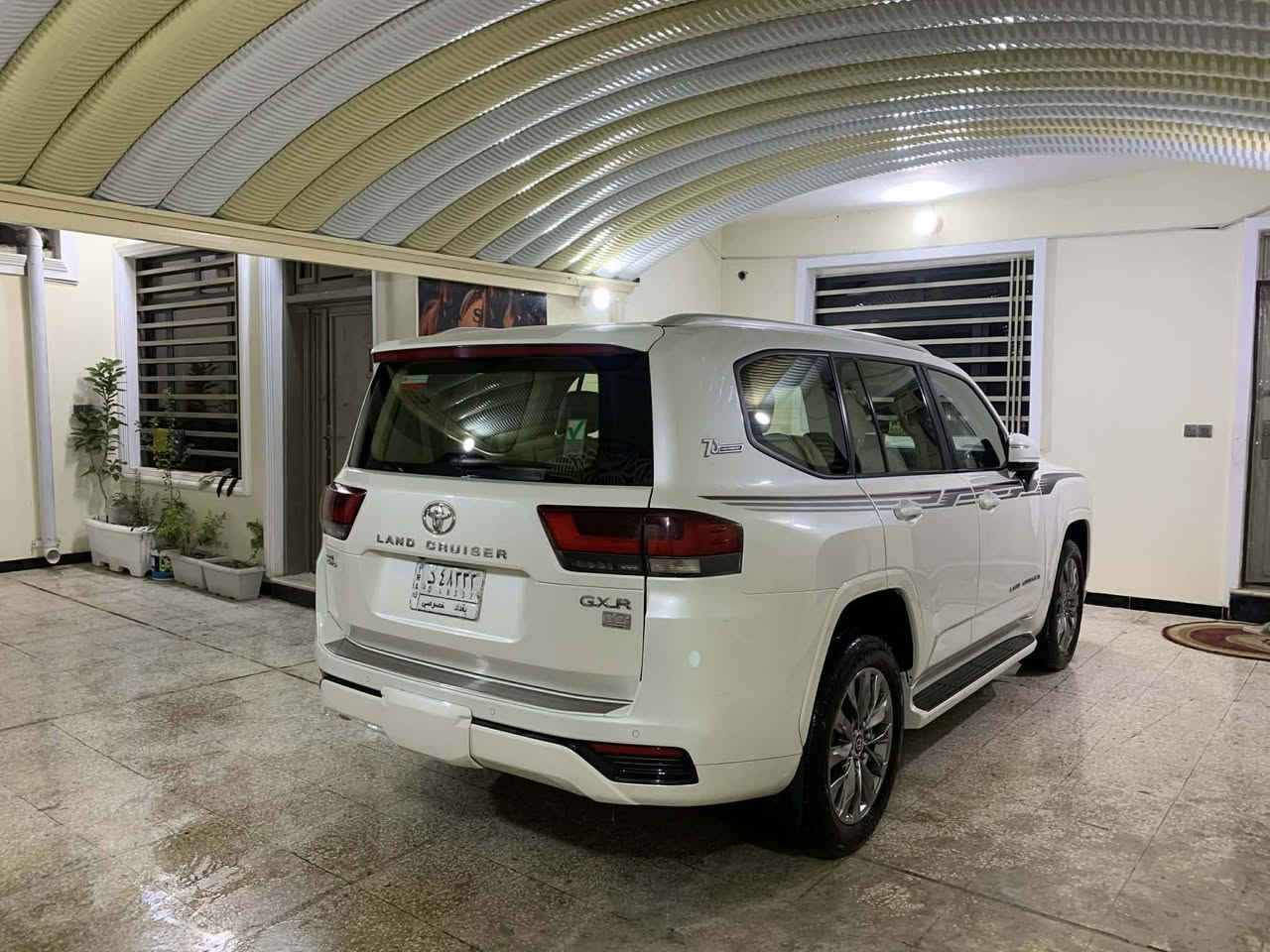 سلام عليكم عندي سياره البيع لاندكروز مديل 2023 سياره تونتربو جديده وحلوه فول موصفات عنوان بغداد ولشراي يتصل عل رقم ***********{{{{السعر565}}} سياره بيه طخ بسيطه رقم بغداد ماشيه 30 الف
