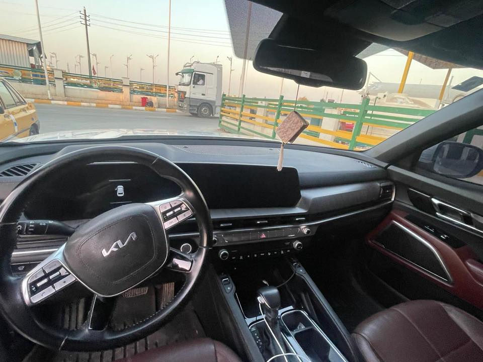 ‎✨ للبيع كيا تيلورايد EX موديل 2024
‎سيارة عائلية فخمة بحالة ممتازة جداً – تصليح درجة أولى

‎🔹 المواصفات:
‎ • فئة EX كاملة
‎ • محرك 3.8L V6 قوي واقتصادي
‎ • دفع أمامي (FWD)
‎ • دخول وتشغيل ذكي (بصمة)
‎ • عدادات ديجيتال
 • Apple CarPlay & Android Auto
‎ • كامرة خلفية + حساسات أمامي وخلفي
‎ • نظام المحافظة على المسار
‎ • رادار أمامي وتنبيه تصادم
 • Blind Spot مراقبة النقطة العمياء
‎ • باب خلفي كهربائي
‎ • كشنات VIP  جلد فخم
‎ • تبريد وتدفئة مقاعد أمامية
‎ • تكييف خلفي مستقل
‎ • جنوط رياضية سود قياس 20
‎ • 7 ركاب – مناسبة جداً للعائلة

‎🔸 اللون أبيض لؤلؤي
‎🔸 وارد أمريكي
‎🔸 السيارة نظيفة جداً واستعمال خفيف

‎📍 السيارة مفحوصة وجاهزة للفحص بأي مكان
‎📞 ‭٠٧٧٣ ٥٨٠ ١٢٤١‬

‎💰 السعر: 310 ورقة
‎قابل للتفاوض للجادين فقط
مكان السياره واسط الصويره 📍
