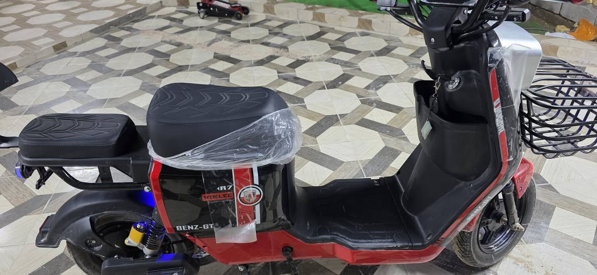 R7 وينلي اصلي
الدراجه توني ماخذها جديده صارلها عندي 20 يوم 

5 بطاريات 4نمر سرعتها 109 تمشيك 35 كيلو واحتمال اكثر حسب الضغط عليها انا ماشي بيها 35 كيلو وبيها حبايتين الدراجه جديده كلشي بيها شغال وبعدها بجيس المعرض 

تشغيل بصمه عن بعد وكارت شاشة وسويج 
مكاني بصرة ابي الخصيب محيله
*********** السعر 650 الف وبيها مجال بسيط جداً
