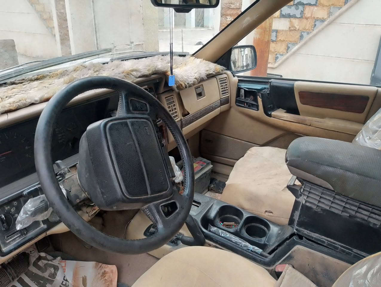 سلام عليكم بعد اذن الادمن. جيب شيروكي 94 محرك VvT كير ومكينه كفاله. كشر لاصبغ ولا حادث اكو جراد تخم تاير نص عمر. بيع او مراوس حسب القناعة. سعر 35 بكاني واسط صويرة    *********** رقم بيه وات ساب وخاص مفتوح
