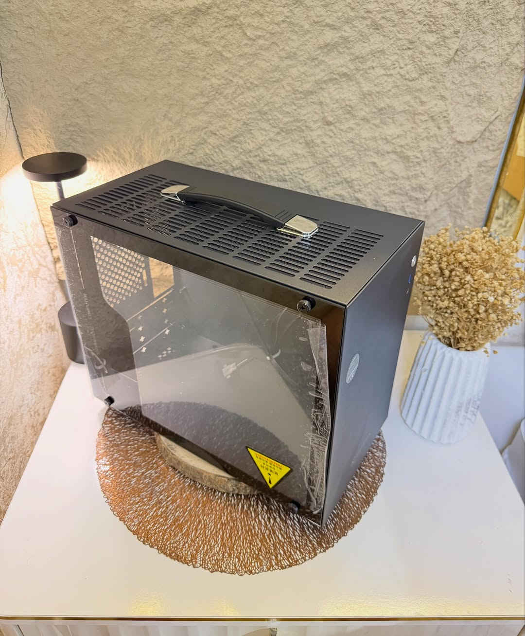 حافظـة كيـس حاسوب منضدي لسطح المكتب 
(Power Train X-Gamerx X100)
حافظـة منضدية ذات تصميم رائع مع زجاج امامي لعرض الاضوية (RGB) لتعطي ديكور رائع 
حافظـة تحتوي على قبضة يد للحمل 
تحتوي على منفذ (USB) ومنفذ (سماعة) وزر إطفاء وتشغيل 
مصنوع من الفولاذ عالي الجودة بلمسة سواء أنيقة 
يحتوي على فتحات تهوية لتدفق الهواء 
مثالي للاعبين والمحترفين 
جديد بالباكيت مع الملحقات 
للتفاصيل اكثر داخل الموقع الرسمي 
السعـر ٥٠ الف 💰
ملاحظة (عند الشراء فحص المنتج قبل مغادرة المندوب بعدها نكون غير مسؤولين)
توصـيل 🚚 بغداد ٥ آلاف 
توصـيل 🚚 محافظات ٦ آلاف⁩⁩⁩


**إذا كنت صاحب هذا الإعلان وتريد حذفه لأي سبب، رجاءا أرسل رسالة إلى الدعم الفني**