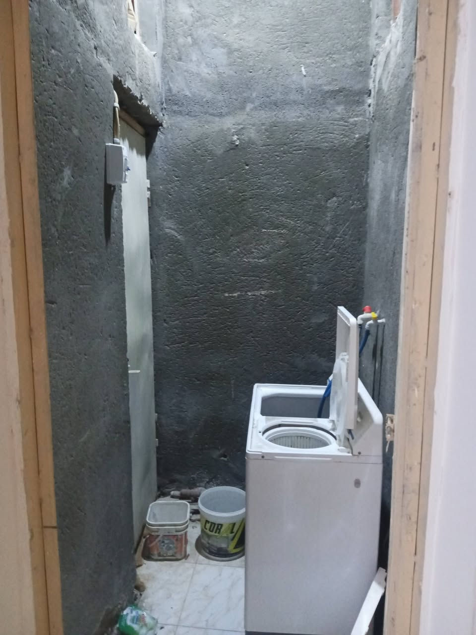 بيت للبيع الجربوعيه ثانيه طابو صرف 
غرفتين وصاله ومطبخ وبراني وحمامات داخليه وخارجيه تاهاوي اثنين البيت صب كونكريت السعر خاص او الاتصال على رقم *********** علما انا المنطقه مخدومه تبليط ومجاري وارصفه قريب البيت للشارع
