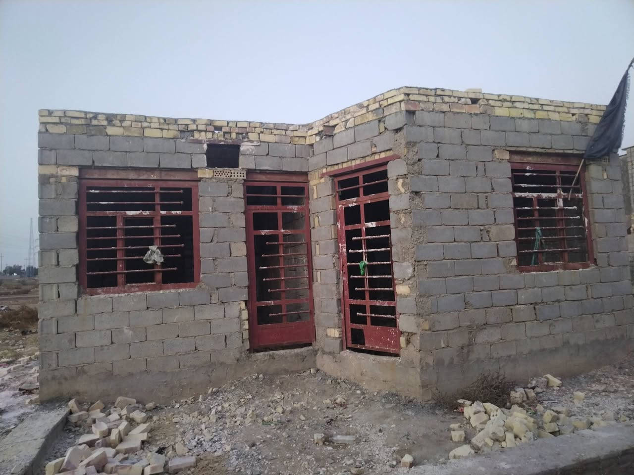 سلام عليكم البيت لبيع يتكون من مضيف مطبخ صاله غرفتين مساحة البيت  230متر قريب لشارع العام روضه مدارس مولده ماءء
العنوان البدع الكبير اصلاح زراعي 
***********
