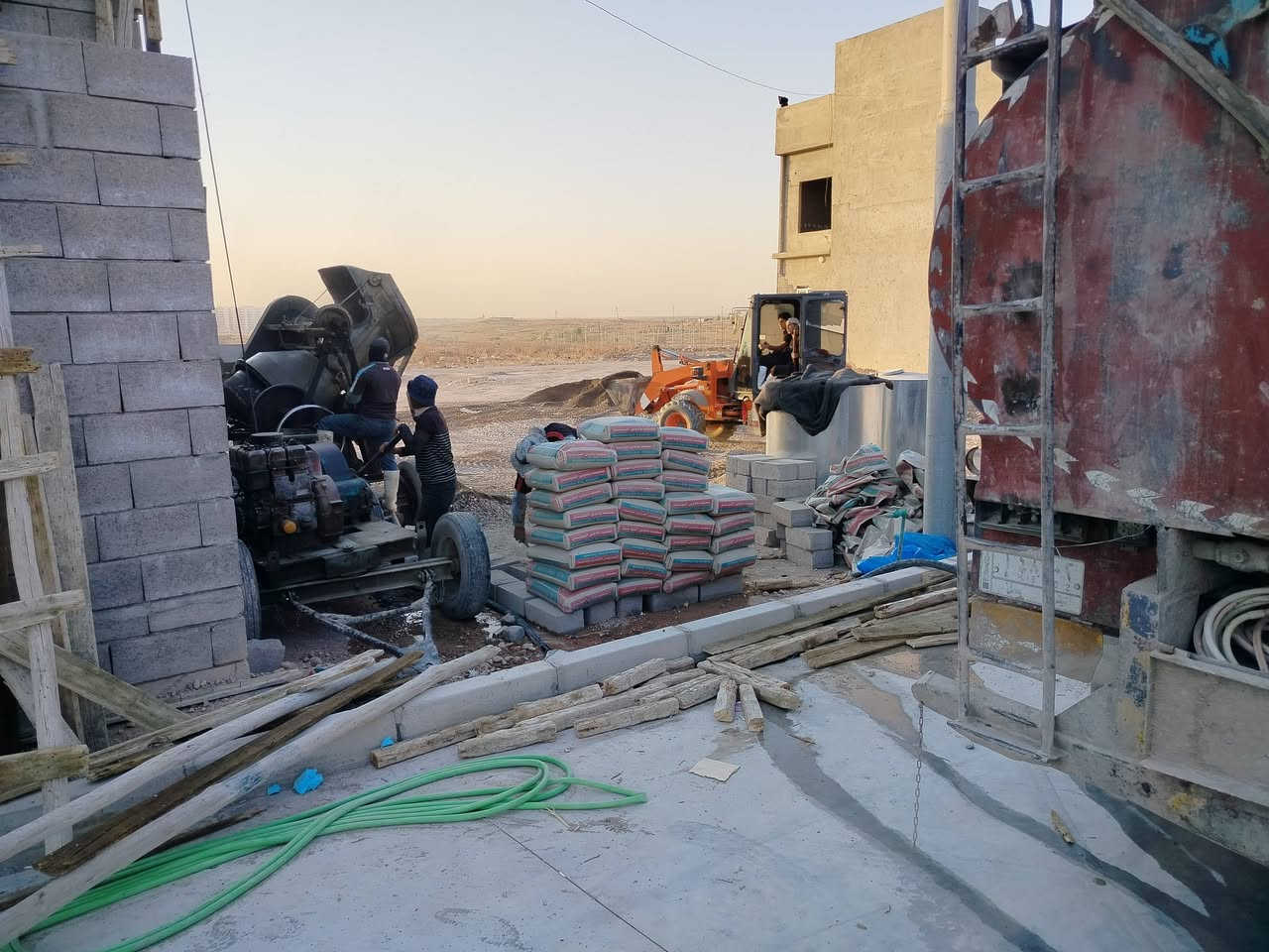 🏗️ مستمرون بالإنجاز.. صبة سقف جديدة بهمة الأبطال! 🏗️
بفضل الله تعالى، باشرت كوادرنا اليوم بأعمال صب سقف أحد المنازل التي نتشرف بتنفيذها، والعمل مستمر على قدم وساق منذ ساعات الصباح الأولى! 💪
👷‍♂️ أبطال الصبة في الميدان:
جهود استثنائية من عمالنا الأبطال في موقع العمل وعمل متواصل على "الخباطة". نحن نحرص على استخدام أفضل المواد (سمنت بادوش) والخلط المباشر والدقيق لضمان تجانس الخرسانة بأعلى المعايير، لنضمن لكم متانة وقوة لا تُضاهى وسقفاً آمناً يعيش لسنين طويلة.
📍 موقع العمل: الموصل - حي القدس (تقطيع المقبرة).
✨ مكتب الوليد للمقاولات.. أساس متين، وبناء يبيض الوجه!
خطوة بخطوة، نبني أحلامكم بأيادٍ أمينة وخبرة موثوقة. هل تخطط لبناء منزلك أو مشروعك القادم؟ نحن هنا لتحويل المخططات إلى واقع!
📞 للاستفسار وتفاصيل العمل، تواصلوا معنا عبر:
رسائل الصفحة 📩
أو الاتصال على الرقم: [*********** و *********** ]
#مكتب_الوليد_للمقاولات #مقاولات_عامة #صبة_سقف #بناء_منازل #الموصل #حي_القدس #تقطيع_المقبرة #خباطة #عمال_بناء #إعمار_الموصل #سمنت_بادوش #تنفيذ_مشاريع
